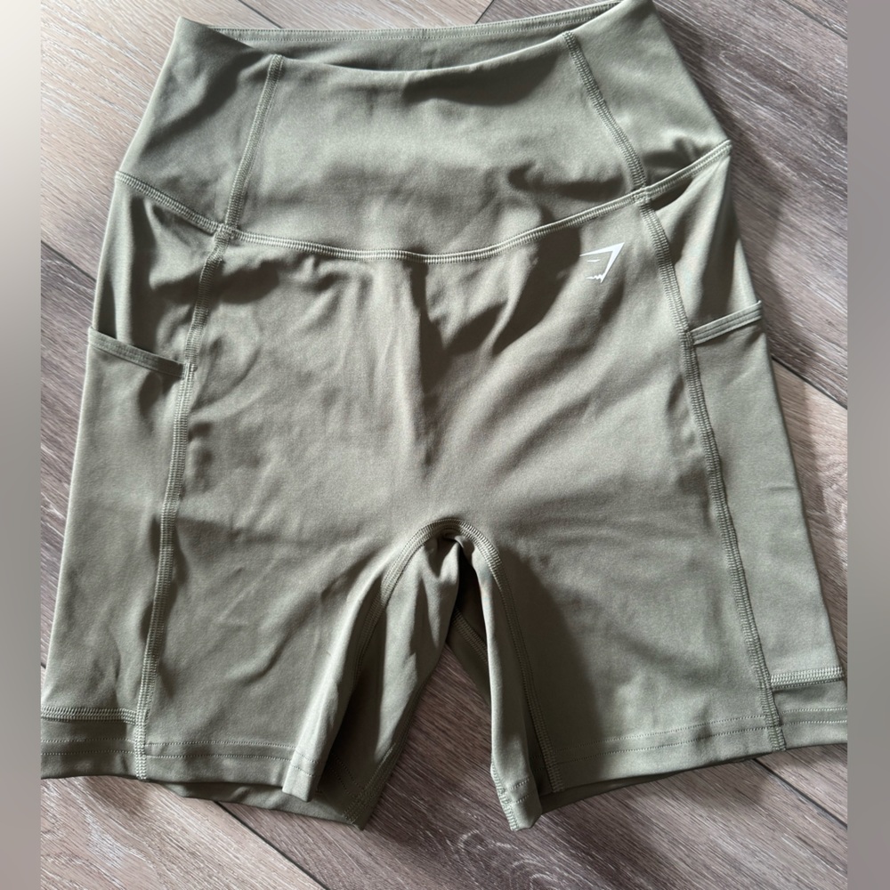 Gym shark pocket shorts